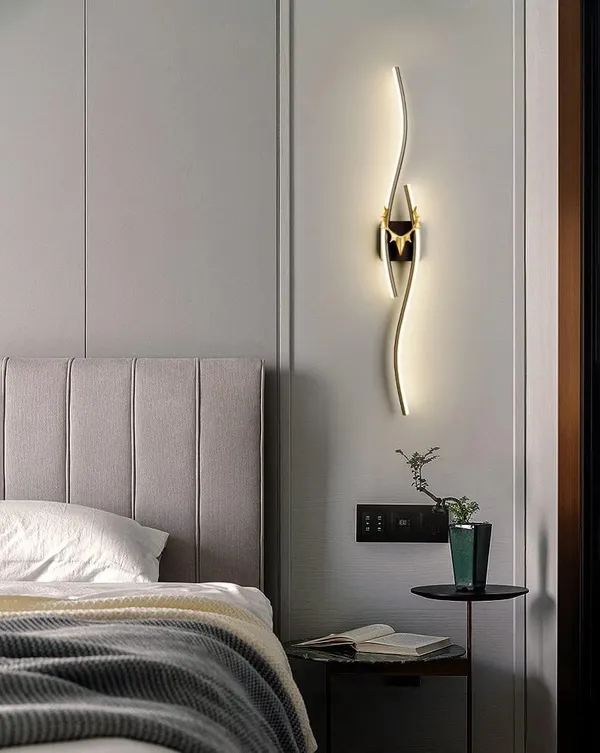 Black_Decorative_Sleek_Modern_Wall_Light