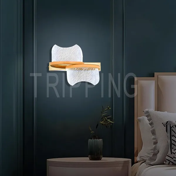 Gold_&_Clear_Decorative_10_Watt_Modern_Acrylic_Wall_Lamp