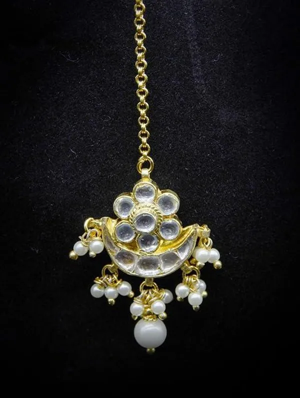 Gold-Plated_White_Jadau_Kundan-Studded_Bindiya_Style_Maang_T_For_Women_&_Girls
