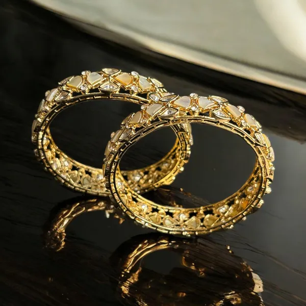 Elegant_Kundan_Bangle_Set_with_Gold-Plated_Detailing_For_Women_&_Girls