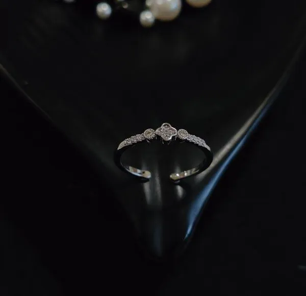 Silver_Plated_Clover_Shaped_Cubic_Zicronia_Adjustable_Finger_For_Women_&_Girls