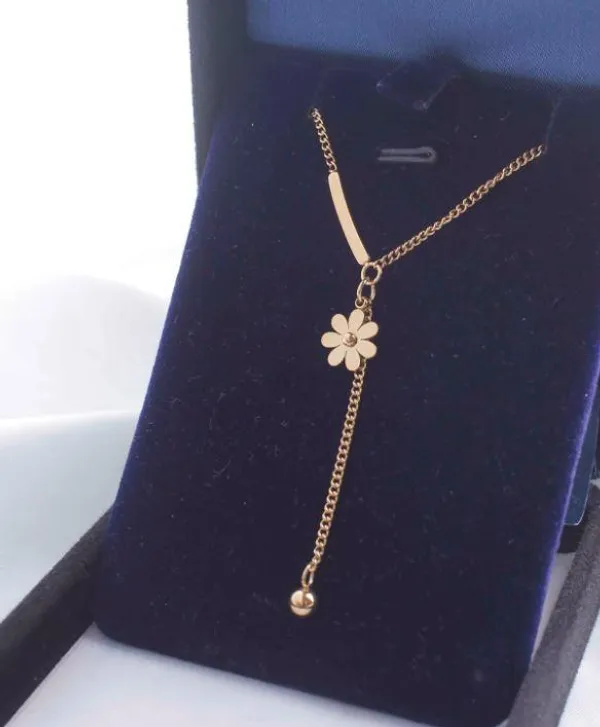 Stainless_Steel_Daisy_Flower_Pendent_Necklace_-_STNK_5045_For_Women_&_Girls