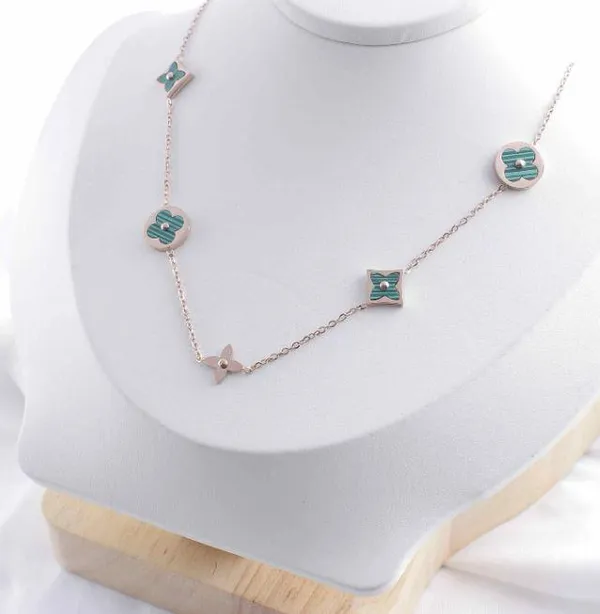 Stainless_Steel_Clover_Shap_Floral_Pendent_Necklace_-_STNK_5_For_Women_&_Girls