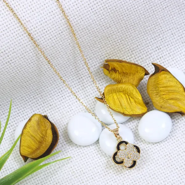 Stainless_Steel_Gold_Plated_Clover_Shaped_Floral_Spinning_Ne_For_Women_&_Girls
