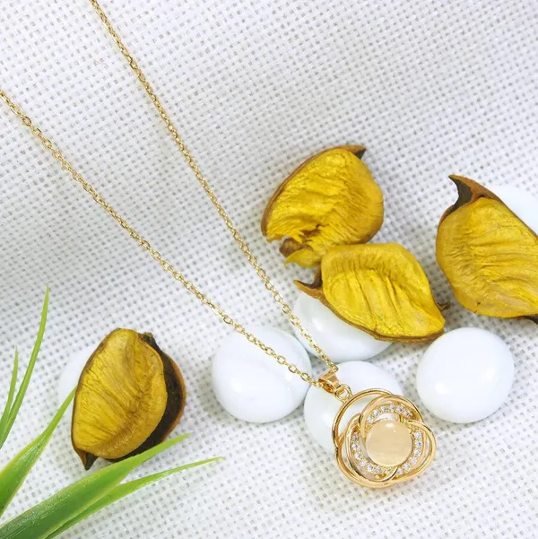 Stainless_Steel_Gold_Plated_Opal_Pearl_Twisted_Spinning_Pend_For_Women_&_Girls