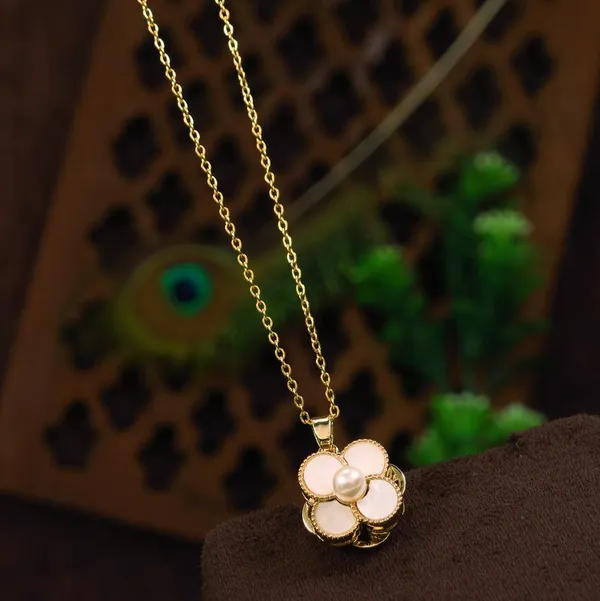 Stainless_Steel_Gold_Plated_Pearl_Leaf_Clover_Spinning_Pende_For_Women_&_Girls