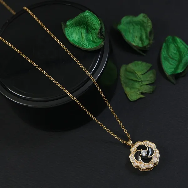 Stainless_Steel_Gold/Rosegold_Plated_Floral_Spinning_Pendent_Necklace._SSNK_4304_For_Women_&_Girls