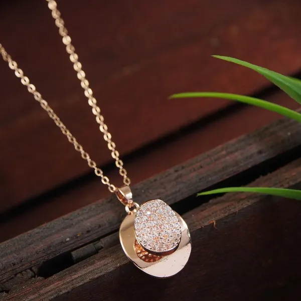 Stainless_Steel_Rosegold_Plated_Oval_Shaped_Spinning_Pendent_For_Women_&_Girls