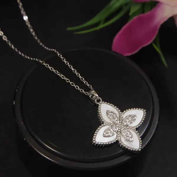 Stainless_Steel_Silver_Clover_Pendent_Chain_Necklace_-_STNK_For_Women_&_Girls