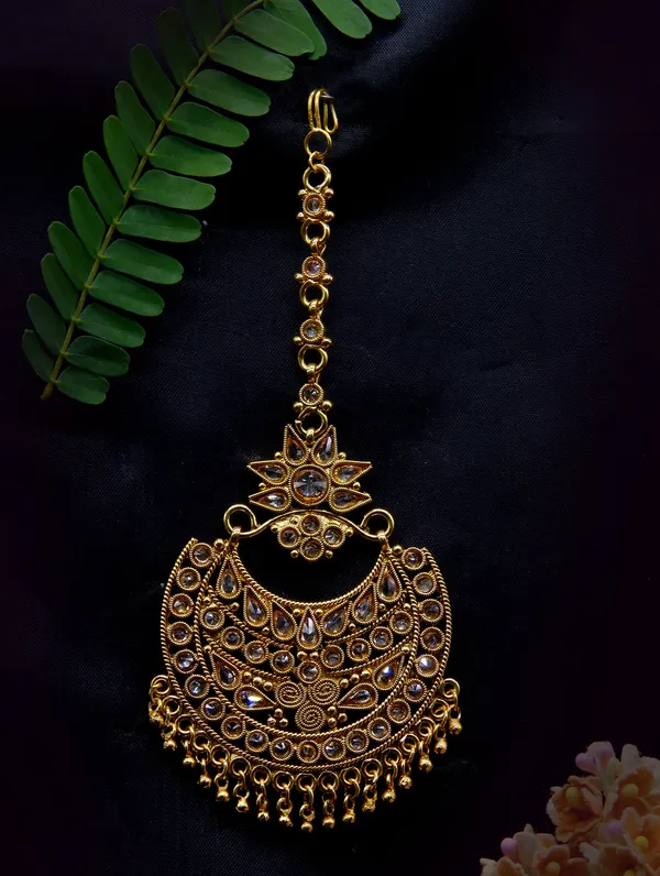 Traditional_Kundan_Maang_Tikka_with_Floral_Design_and_Gold_F_For_Women_&_Girls