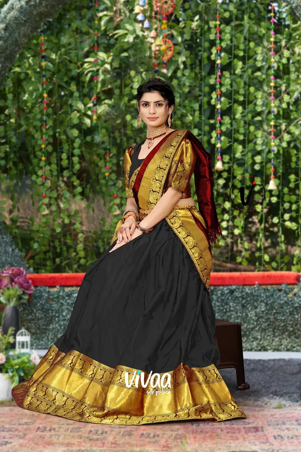 Black_Kanjivaram_Soft_Silk_Wedding_&_Party_Wear_Saree_&_Unstiched_Blouse_For_Women