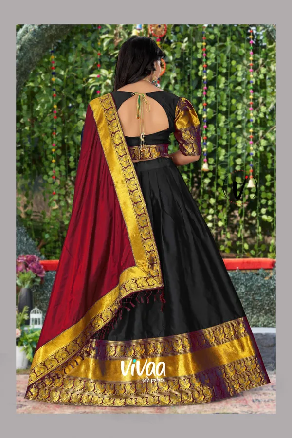 Black_Kanjivaram_Soft_Silk_Wedding_&_Party_Wear_Saree_&_Unstiched_Blouse_For_Women