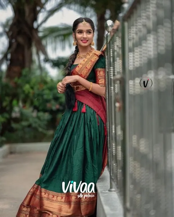 Green_Kanjivaram_Soft_Silk_Wedding_&_Party_Wear_Saree_&_Unstiched_Blouse_For_Women