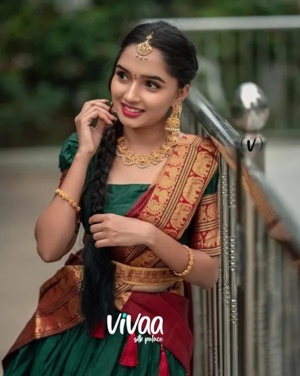 Green_Kanjivaram_Soft_Silk_Wedding_&_Party_Wear_Saree_&_Unstiched_Blouse_For_Women