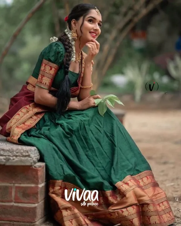 Green_Kanjivaram_Soft_Silk_Wedding_&_Party_Wear_Saree_&_Unstiched_Blouse_For_Women