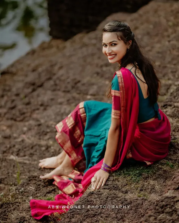 Morpich_Kanjivaram_Soft_Silk_Wedding_&_Party_Wear_Saree_&_Unstiched_Blouse_For_Women