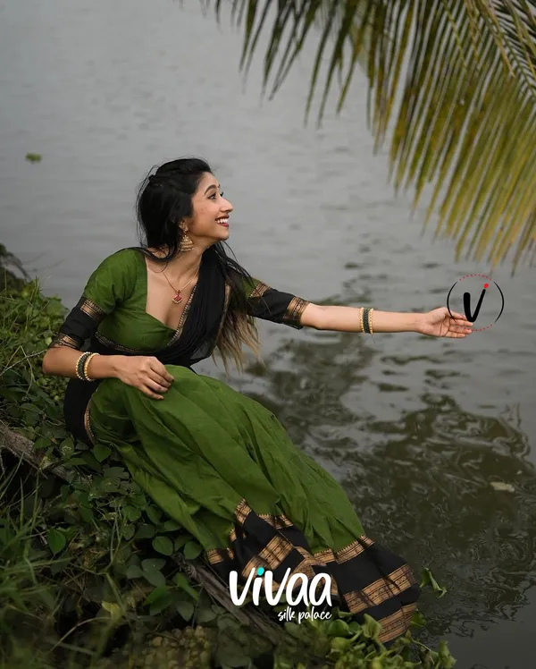 Green_Kanjivaram_Soft_Silk_Wedding_&_Party_Wear_Half_Saree_&_Unstiched_Blouse_For_Women