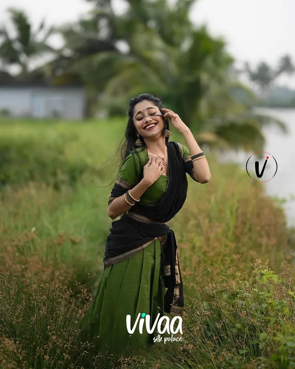 Green_Kanjivaram_Soft_Silk_Wedding_&_Party_Wear_Half_Saree_&_Unstiched_Blouse_For_Women