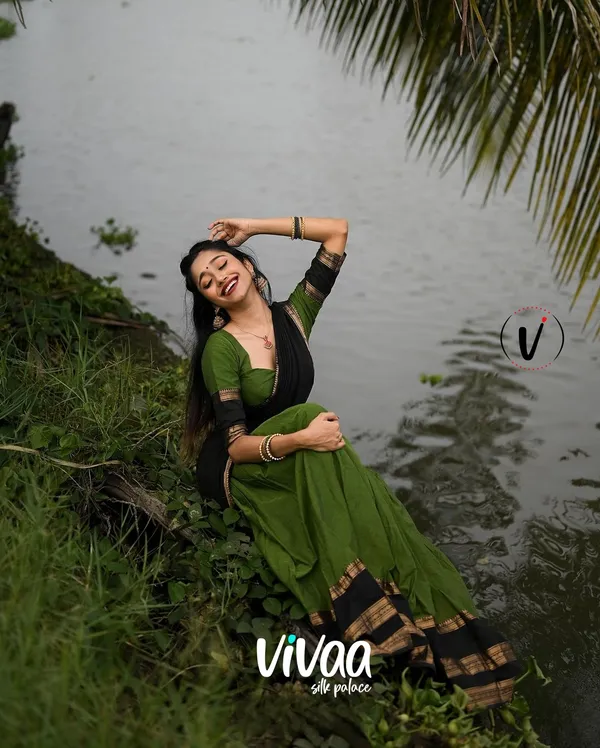 Green_Kanjivaram_Soft_Silk_Wedding_&_Party_Wear_Half_Saree_&_Unstiched_Blouse_For_Women