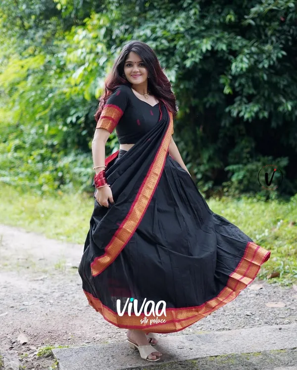 Black_Kanjivaram_Soft_Silk_Wedding_&_Party_Wear_Saree_&_Unstiched_Blouse_For_Women