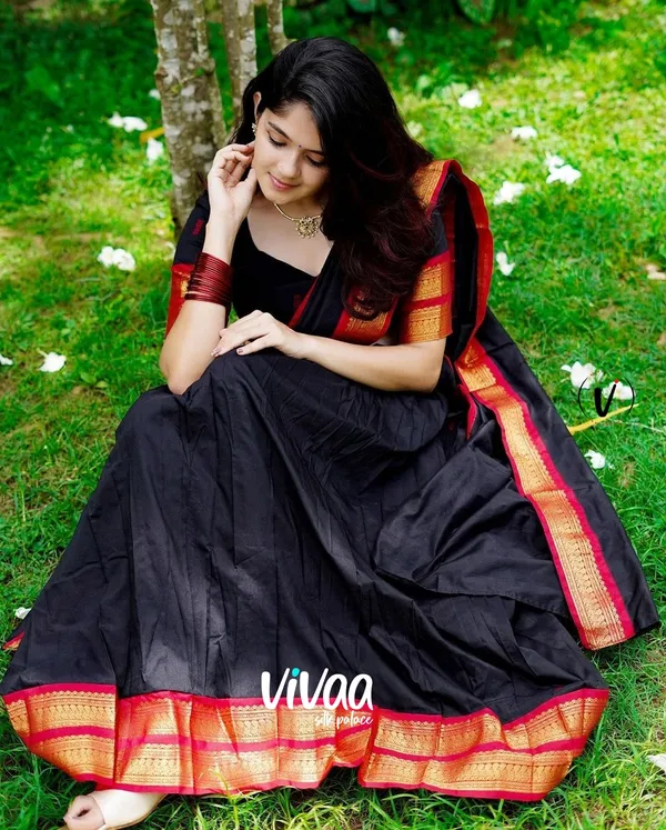Black_Kanjivaram_Soft_Silk_Wedding_&_Party_Wear_Saree_&_Unstiched_Blouse_For_Women