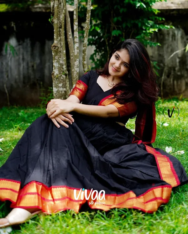 Black_Kanjivaram_Soft_Silk_Wedding_&_Party_Wear_Saree_&_Unstiched_Blouse_For_Women