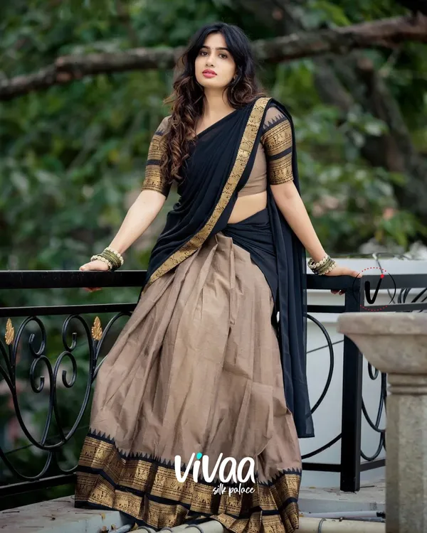 Grey_Kanjivaram_Soft_Silk_Wedding_&_Party_Wear_Saree_&_Unstiched_Blouse_For_Women