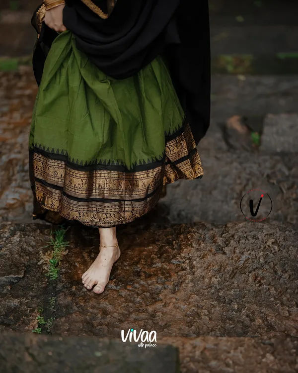 Mehndi-Black_Banarasi_Silk_Wedding_&_Party_Wear_Half_Saree_&_Unstiched_Blouse_For_Women