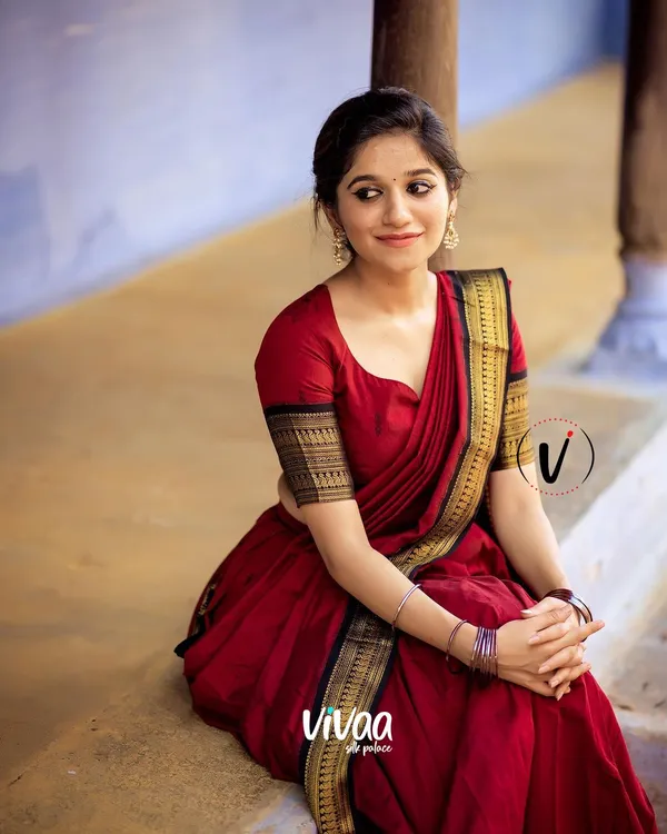 Red_Kanjivaram_Soft_Silk_Wedding_&_Party_Wear_Saree_&_Unstiched_Blouse_For_Women