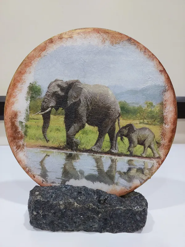 _Marble_Table_Decor_Stone_Accent_-_Round_7"_White_Decorative_Gifting_Plate_with_Rock_Stand