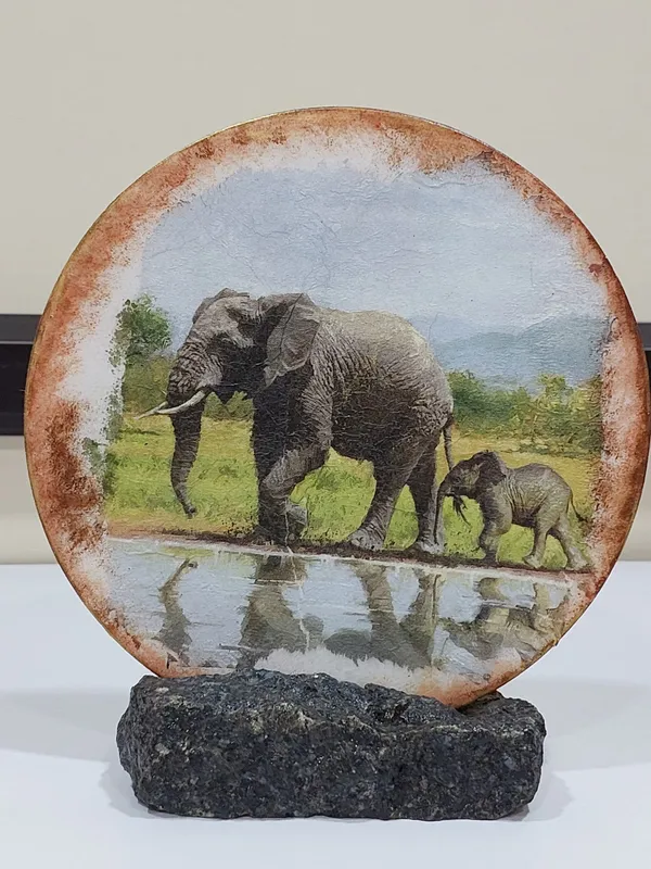 _Marble_Table_Decor_Stone_Accent_-_Round_7"_White_Decorative_Gifting_Plate_with_Rock_Stand