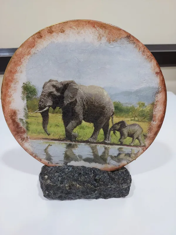 _Marble_Table_Decor_Stone_Accent_-_Round_7"_White_Decorative_Gifting_Plate_with_Rock_Stand