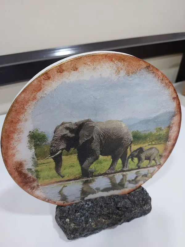 _Marble_Table_Decor_Stone_Accent_-_Round_7"_White_Decorative_Gifting_Plate_with_Rock_Stand