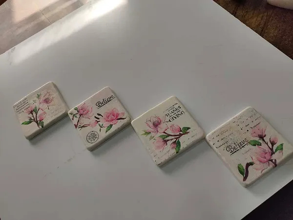 white_and_pink_floral_marble_coasters_(Set_of_4)