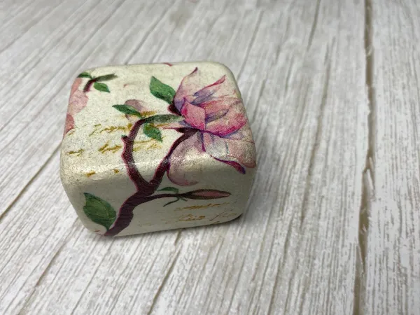 Vintage_Magnolia_Decoupage_Paperweight