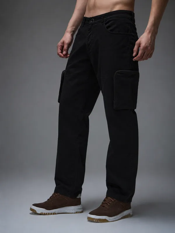 Men_Relaxed_Fit_Cargos_Pants