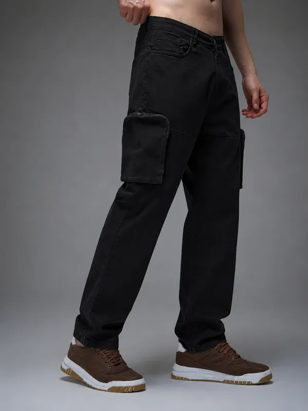 Men_Relaxed_Fit_Cargos_Pants