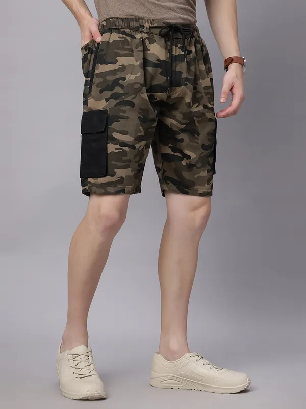 Men_Solid_Regular_Fit_Camo_Cargo_Shorts