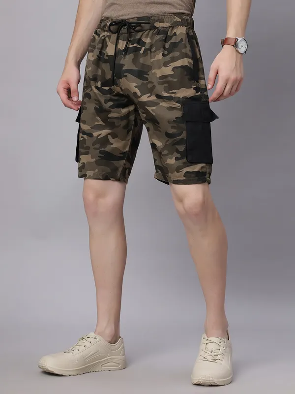 Men_Solid_Regular_Fit_Camo_Cargo_Shorts