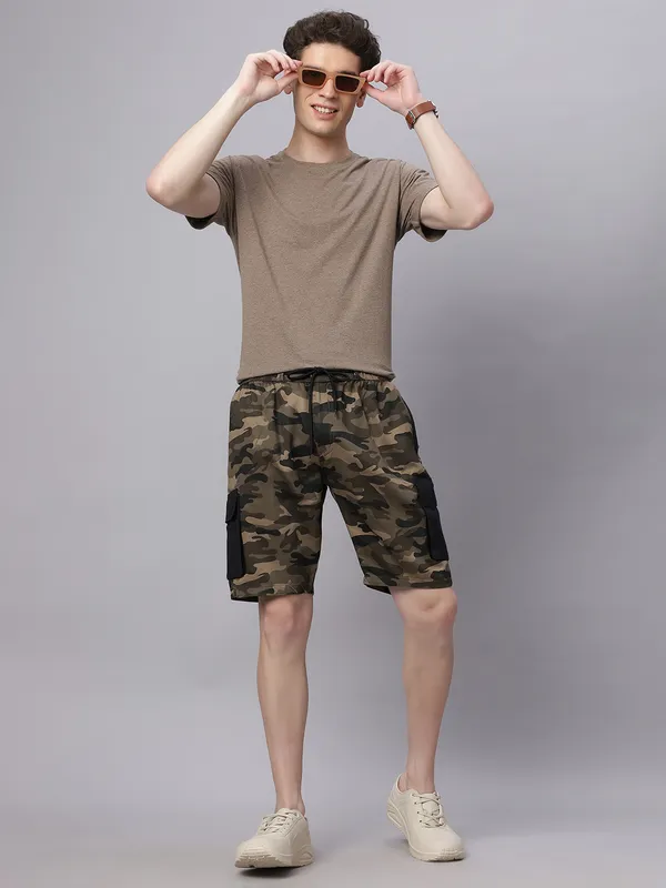 Men_Solid_Regular_Fit_Camo_Cargo_Shorts