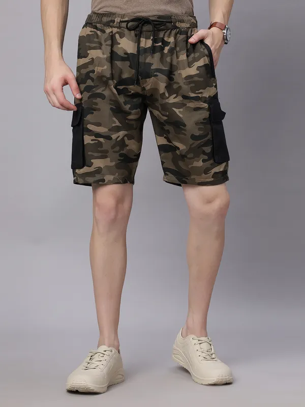 Men_Solid_Regular_Fit_Camo_Cargo_Shorts