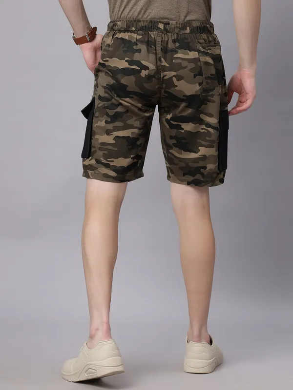 Men_Solid_Regular_Fit_Camo_Cargo_Shorts