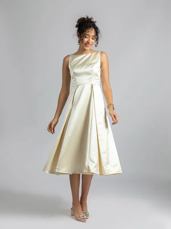 Elegant_Satin_Bridesmaid_Dress_|_Fit_&_Flare_Satin_Dress