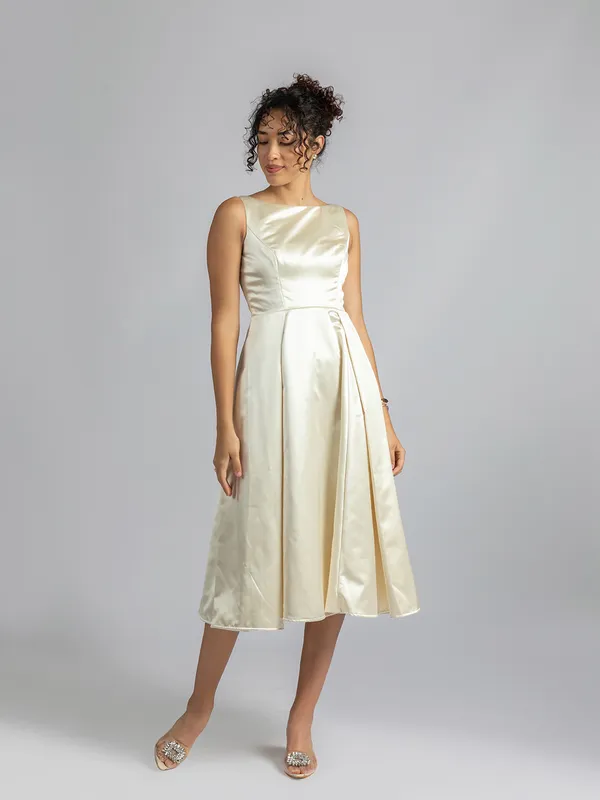 Elegant_Satin_Bridesmaid_Dress_|_Fit_&_Flare_Satin_Dress