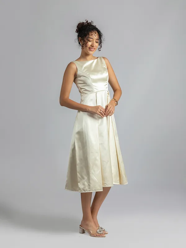 Elegant_Satin_Bridesmaid_Dress_|_Fit_&_Flare_Satin_Dress