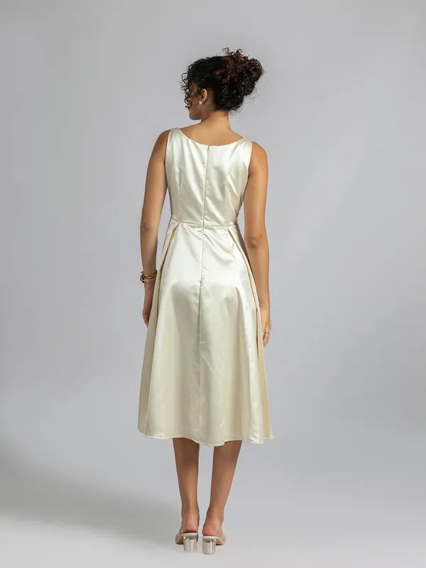 Elegant_Satin_Bridesmaid_Dress_|_Fit_&_Flare_Satin_Dress