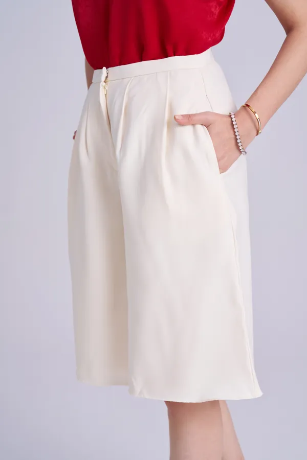 Off-White_Pleated_Shorts_|_Loose_Fit_Pleated_Bermuda_Shorts