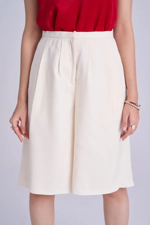Off-White_Pleated_Shorts_|_Loose_Fit_Pleated_Bermuda_Shorts