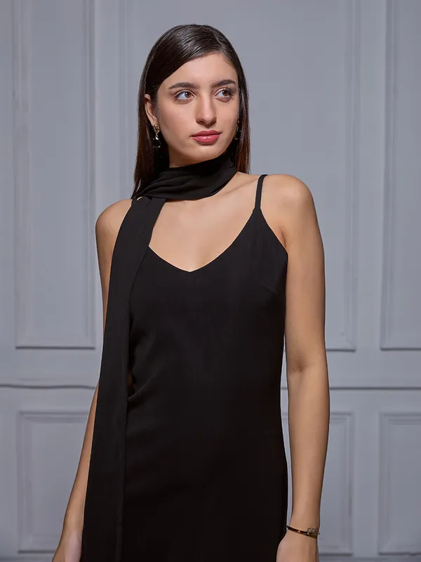 BLACK_STOLE_DRESS