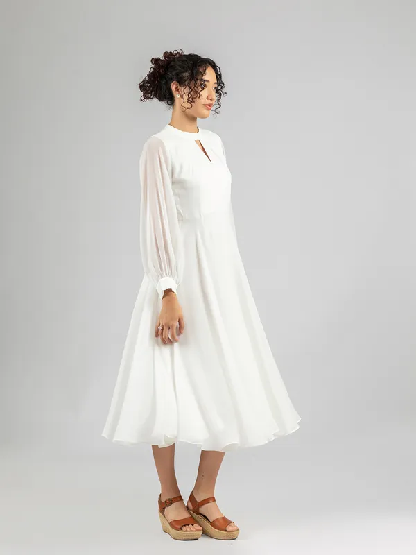 White_V-keyhole_neck_dress